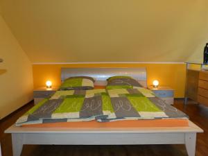 1 cama en una habitación con 2 lámparas en los lados en Ferienwohnung Sommerwind, en Klütz