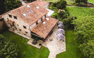 una vista aérea de un gran edificio con sombrillas en el patio en Posada La Corralada, en Pámanes