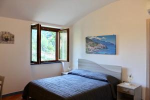 sypialnia z łóżkiem i oknem w obiekcie TENUTA BOSCO-Casa Vacanze w mieście Cetara