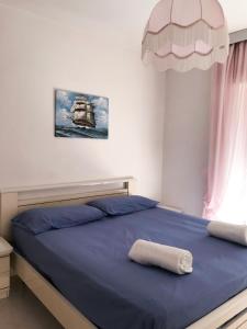 Un dormitorio con una cama con una toalla. en Villa Giglio, en Santa Maria di Castellabate