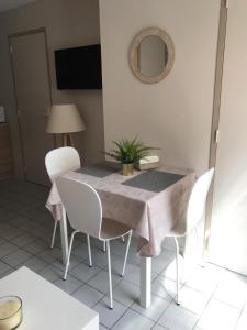 TV a/nebo společenská místnost v ubytování Villa 940 sur l'ile des pecheurs