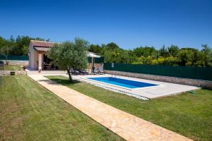 Bazén v ubytování House Jozefina with pool nebo v jeho okolí