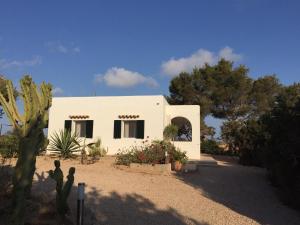a small white house in the middle of a desert at Casa Laguna ET0490 in La Savina