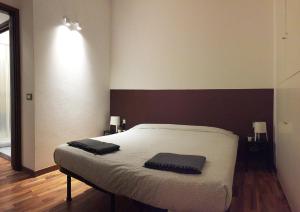 sypialnia z łóżkiem z 2 poduszkami w obiekcie Residenza Nagler w mieście Bormio