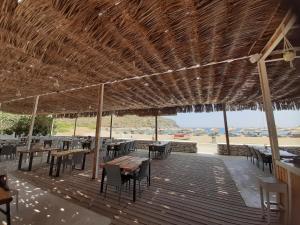 Restoran või mõni muu söögikoht majutusasutuses Spathi Beach Suites Kea