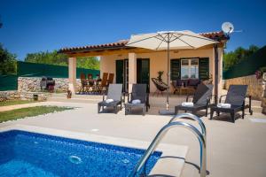 Bazén v ubytování House Jozefina with pool nebo v jeho okolí