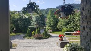 a view of a garden from a doorway at Willa Granit in Krościenko