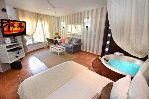 Habitación de hotel con bañera en un dormitorio en Hufsha Berama, en Had Nes