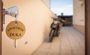 una puerta con un cartel que diga parkanan ducka en Apartments Duka, en Zadar