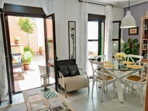 een woonkamer met een tafel en stoelen bij Ziza in Córdoba