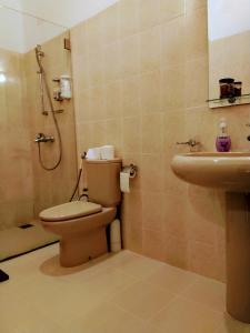 een badkamer met een toilet en een wastafel bij 36 Bed & Breakfast in Kandy