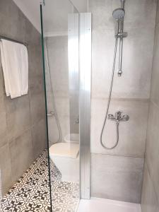 uma casa de banho com um chuveiro e um WC. em BairroSweethome em Lisboa