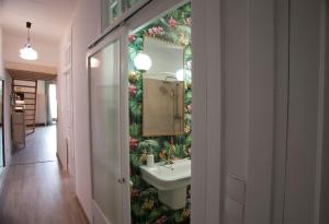 La salle de bains est pourvue d'un lavabo et d'un miroir. dans l'établissement Portolà, 1 apartament, à Balaguer