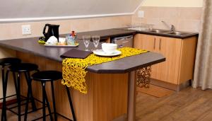 una cocina con una mesa con un paño amarillo. en WarmKaros Bed & Breakfast, en East London