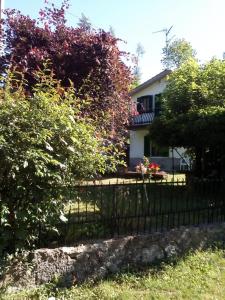 uma cerca preta em frente a uma casa em Casa vacanza Il Poggio em Saragiolo