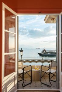 un balcón con vistas al océano y a un barco en AiR Waterfront Nikis Apartment, en Tesalónica