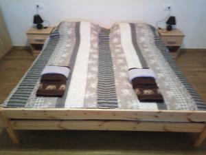 1 cama con marco de madera en una habitación en APARTMAJI MATAŽIN en Črni Kal