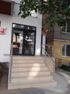 un escalier en face d'un bâtiment dans l'établissement Camere de inchiriat Central La Calciu, à Mahmudia