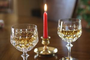 zwei Weingläser und eine Kerze auf dem Tisch in der Unterkunft Serendipity Bed and Breakfast in Saugatuck