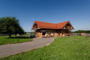 une maison avec deux moutons devant elle dans l'établissement Tourist Farm Firbas, à Cerkvenjak