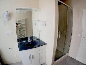 La salle de bains est pourvue d'un lavabo et d'une douche en verre. dans l'établissement 1 étage privatisé, à Abbeville