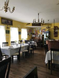 Reštaurácia alebo iné gastronomické zariadenie v ubytovaní Restauracja Łania