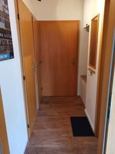 um corredor com uma porta de madeira e um corredor em Rokytnice-apartments em Rokytnice nad Jizerou