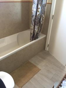 ein Badezimmer mit einer Badewanne mit Duschvorhang in der Unterkunft Trail House- Countryside and Beach in Longueira + 12 Fotos