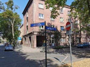 znak uliczny przed budynkiem w obiekcie Krakow Centrum Gurgacza Apartments w Krakowie
