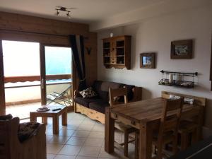 een woonkamer met een tafel en een bank bij La Perle Des Alpes C2 in Villard-sur-Doron