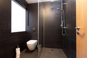 Koupelna v ubytování KEF Guesthouse by Keflavík airport + 35 fotografií