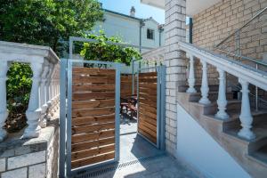 Apartments Villa Castello في قشتيلا: منزل به بوابة خشبية على درج