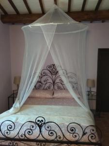 Кровать или кровати в номере B&B la luna nel Pozzo