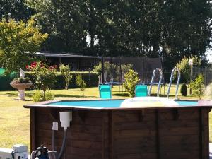 a pool with a sink in a backyard at Gîte et Relais Equestre de Marie in Tours-en-Vimeu