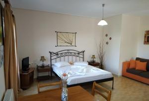 - une chambre avec un lit, un canapé et une table dans l'établissement Gaea Gardens Studios & Villas, à Petra
