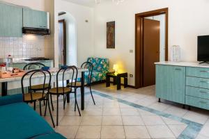 Kuchyň nebo kuchyňský kout v ubytování Oleandri Suite Hotel