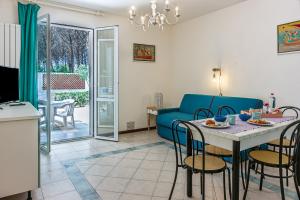 TV a/nebo společenská místnost v ubytování Oleandri Suite Hotel