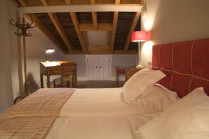 מיטה או מיטות בחדר ב-CASA ALDABA