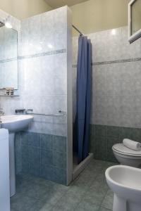 Koupelna v ubytování Oleandri Suite Hotel