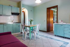 Kuchyň nebo kuchyňský kout v ubytování Oleandri Suite Hotel