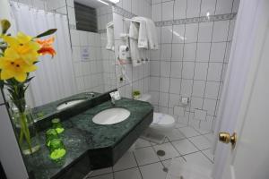 Koupelna v ubytování Plaza Mayor Hotel
