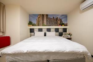 England Vacation Hotel tesisinde bir odada yatak veya yataklar