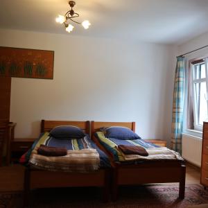 2 Betten in einem Zimmer mit Fenster in der Unterkunft Agroturystyka Kresówka in Lubycza Królewska