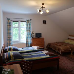 1 Schlafzimmer mit 2 Betten und einem Fenster in der Unterkunft Agroturystyka Kresówka in Lubycza Królewska