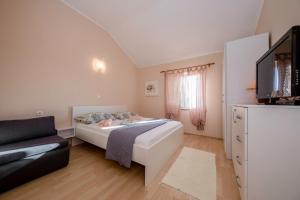 Posteľ alebo postele v izbe v ubytovaní Apartmani Rab