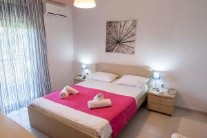 Posteľ alebo postele v izbe v ubytovaní Nikos Apartments
