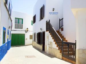 コティージョにあるPiso Bonito el Cotilloの緑のドアと階段のある狭い路地