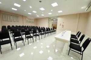 Esteioにあるklein Ville Esteio Brの椅子とテーブルが並んだ会議室 +46枚の写真