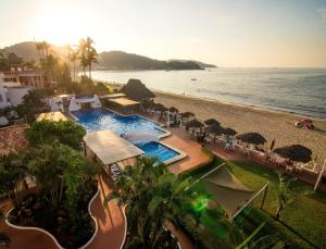 um resort com piscina e praia com guarda-sóis em Casablanca Resort  em Rincon de Guayabitos