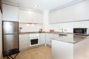 Kuchyňa alebo kuchynka v ubytovaní AL27 Duplex de diseño a 250 metros de la playa